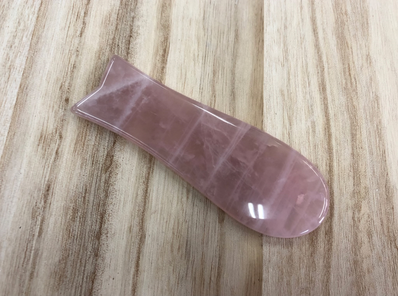 Gua sha Cuarzo Rosa pez